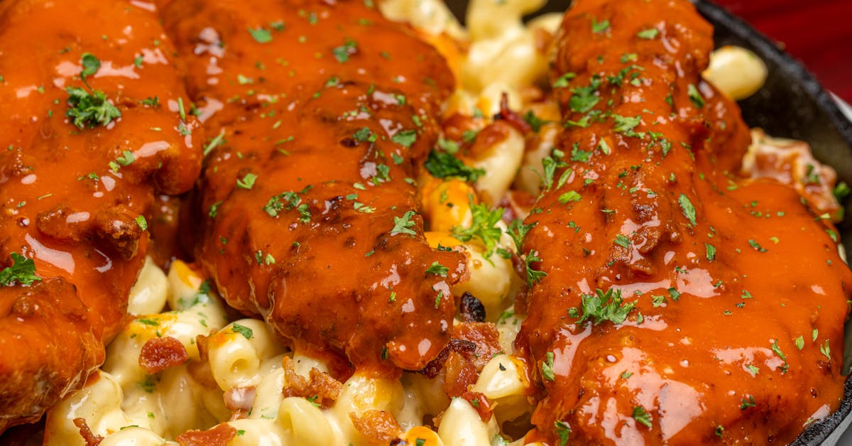 Piletina, Kremasta Tjestenina i Voćna Salata za Ukusne Obroke