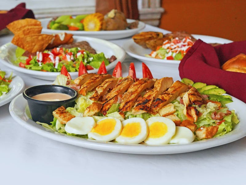 **Recept za Brzu i Osvježavajuću Pileću Salatu s Avokadom: Savršeno Jelo za Svaku Priliku** - Third Image