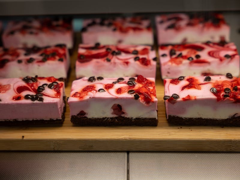 **Savršeni Kolač s Čokoladom i Malinama: Oduševite Svoje Goste Ovim Jednostavnim Receptom!** - Second Image