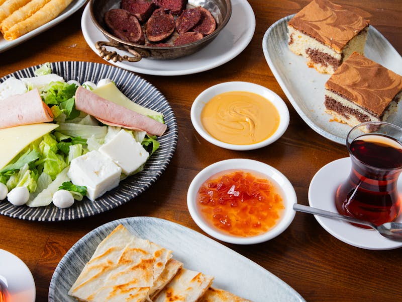 **Otkrijte Stare Balkanske Recepta za Slatka Jela: Baklava, Torta od Jogurta i Još Mnoge Poslastice** - Second Image