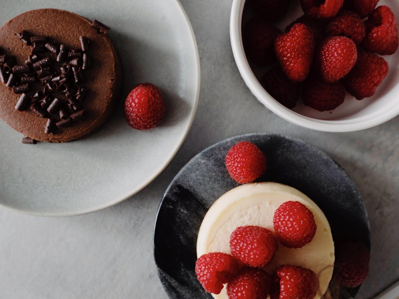 **Savršeni Kolač s Čokoladom i Malinama: Oduševite Svoje Goste Ovim Jednostavnim Receptom!** - Third Image