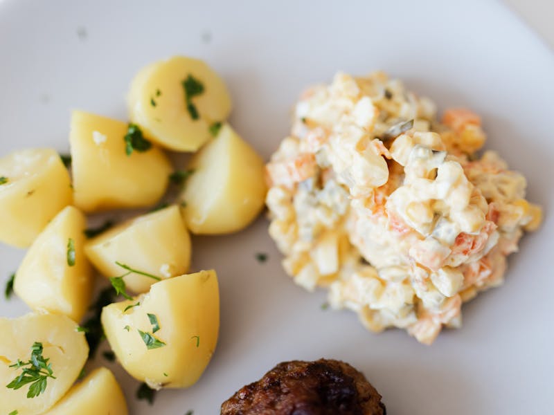 ** Otkrijte Tradicionalne Stare Balkanske Recepti za Slana Jela: Sarma, Ajvar, Pita od Krompira i Pljeskavica** - Third Image