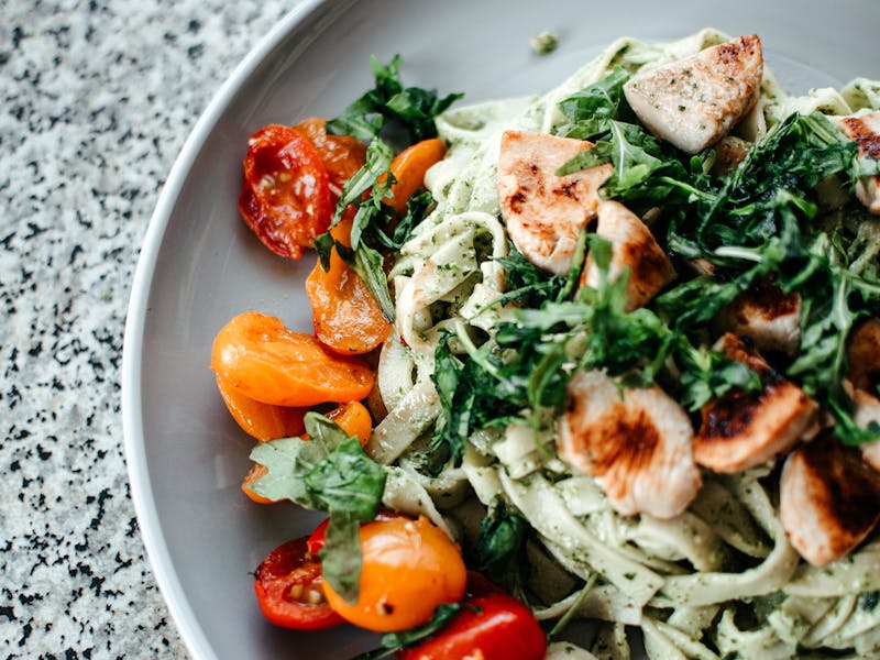 ** 3 Brza i Ukusna Recepta za Svaki Dan: Pileći Fileti, Tjestenina s Povrćem i Čokoladna Torta u Šoljici** - Fourth Image