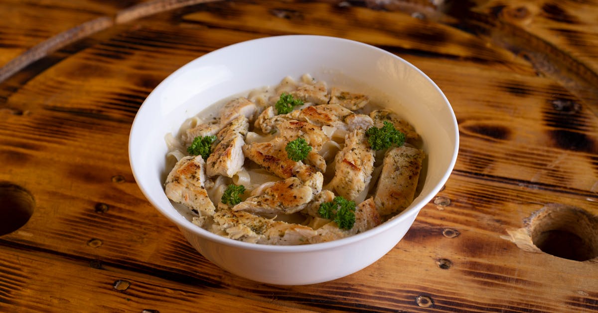 3 Brza i Zdrava Recepta za Svaki Dan: Pileći Fileti, Tjestenina i Voćna Salata