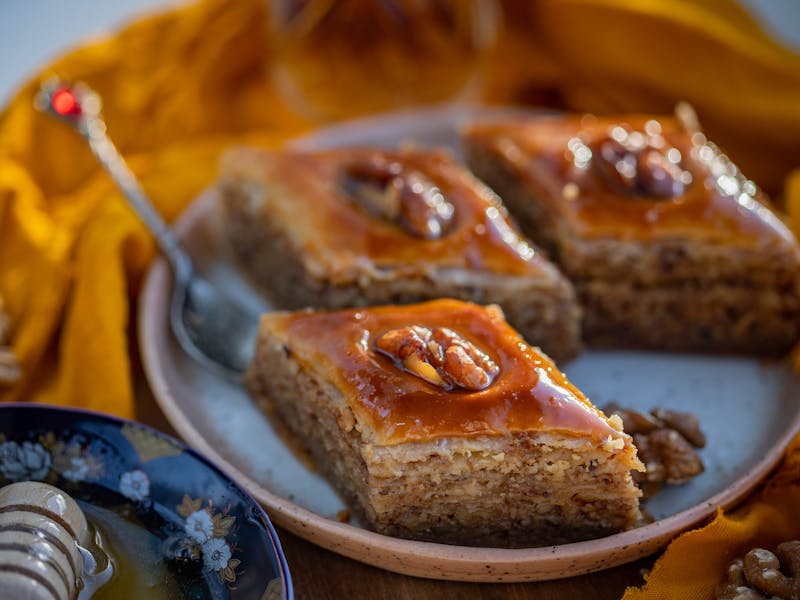 **Otkrijte Stare Balkanske Recepti za Slatka Jela: Baklava, Torta Kesten-Pure i Pita sa Višnjama** - Fourth Image