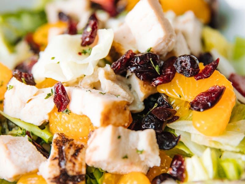 **3 Brza i Ukusna Recepta za Svaki Dan: Piletina, Pasta i Voćna Salata** - Second Image