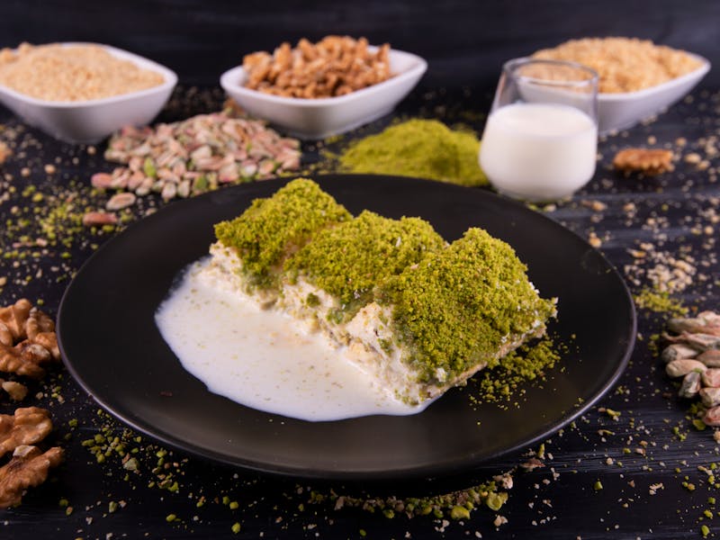 ** Otkrijte Tradicionalne Stare Balkanske Recepti za Slatka Jela - Baklava, Tufahija, Pita i Raffaello Kuglice** - Third Image