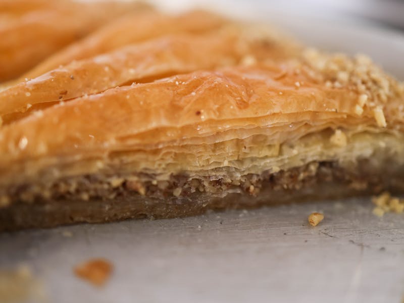 **Tradicionalni Balkanski Slatkiši: Otkrijte Stare Recepture za Baklavu, Tortu od Jogurta i Štrudlu sa Jabukama** - Third Image