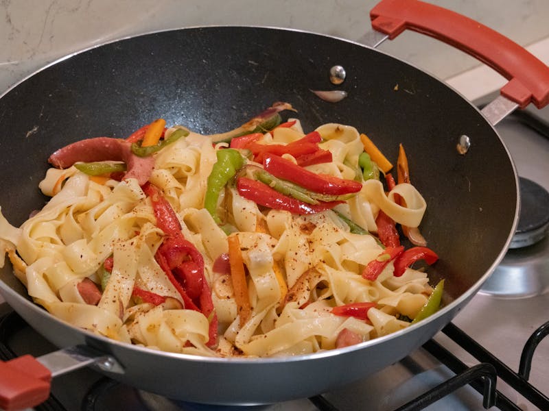 **3 Najbolja Brza Recepta za Ukusne Obroke: Piletina, Vegetarijanska Tjestenina i Pita s Jabukama** - Second Image
