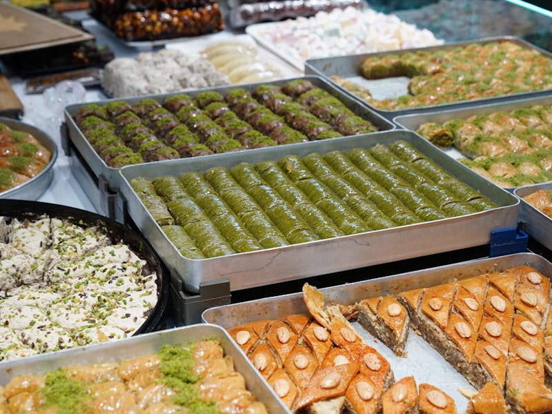 **Tradicionalni Balkanski Slatkiši: Otkrijte Stare Recepture za Baklavu, Tortu od Jogurta i Štrudlu sa Jabukama** - Second Image