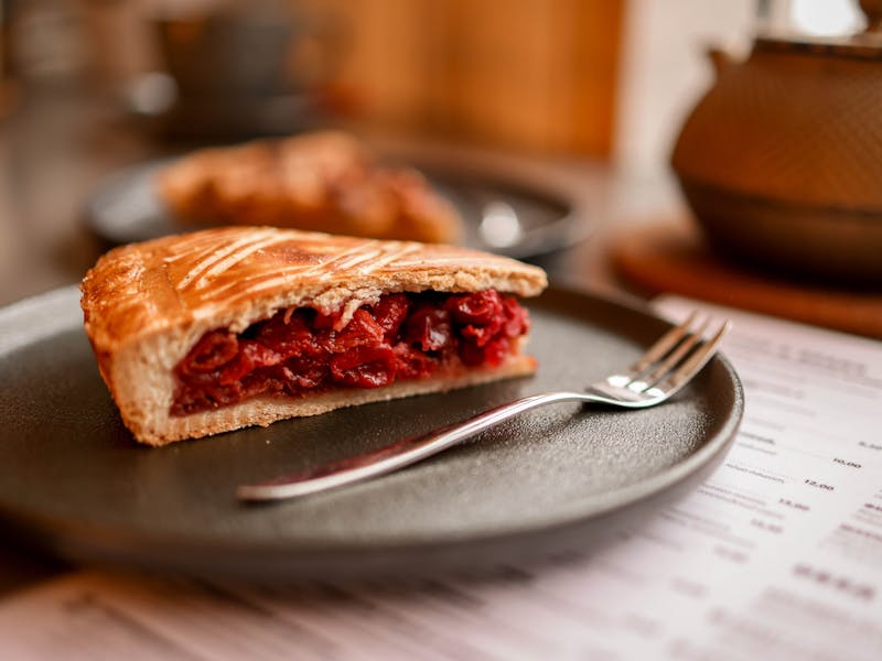 **Otkrijte Stare Balkanske Recepti za Slatka Jela: Baklava, Tufahija i Pita sa Višnjama** - Second Image