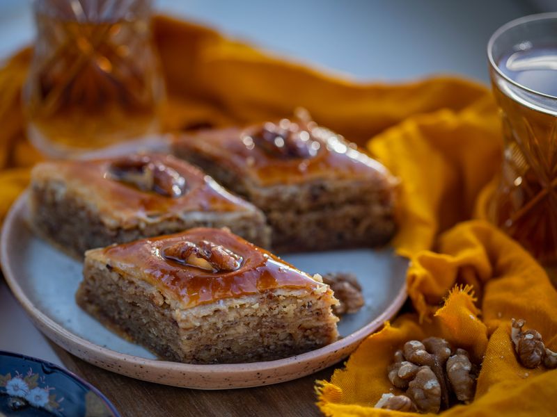 ** Otkrijte Stare Balkanske Recepti za Slatka Jela: Baklava, Pita s Jabukama i Kolač od Oraha** - Third Image