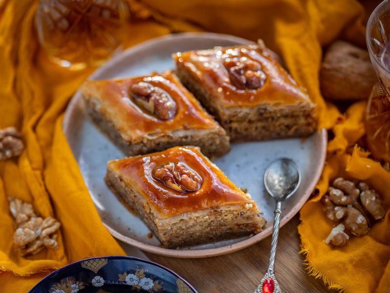** Otkrijte Stare Balkanske Recepti za Slatka Jela: Baklava, Pita s Jabukama i Kolač od Oraha** - Fourth Image
