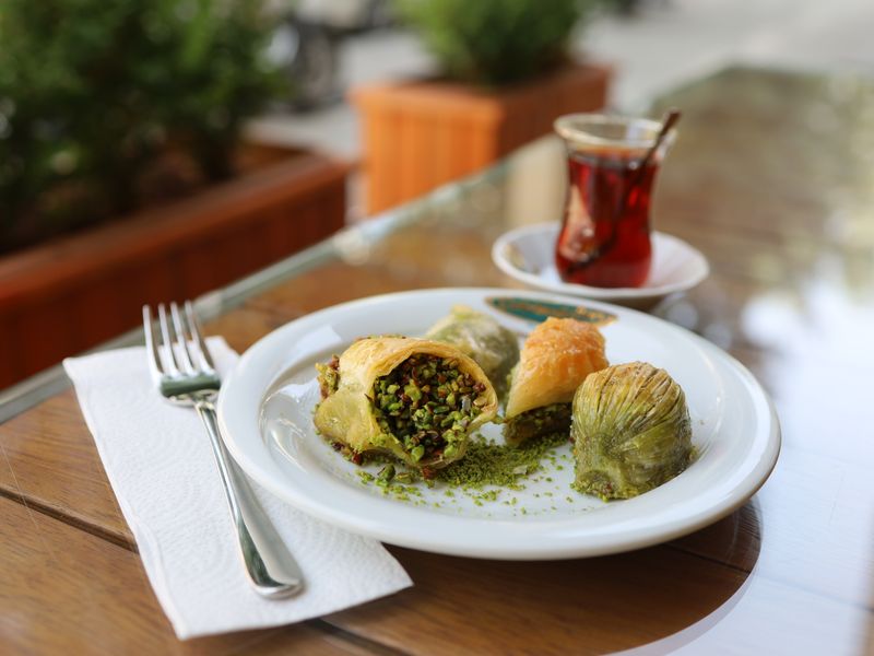 ** Otkrijte Stare Balkanske Recepti za Slatka Jela: Baklava, Tulumbe i Pita od Jabuka** - Second Image