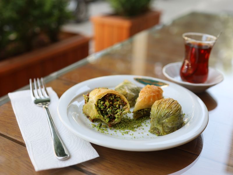 **  Otkrijte Tradicionalne Okuse Sarme, Ćevapa i Baklave** - Second Image