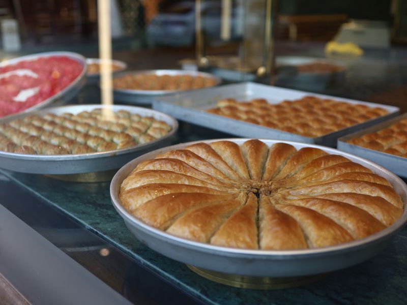 ** Otkrijte Stare Balkanske Recepti za Slatka Jela: Baklava, Tufahija i Pita sa Sirom** - Second Image