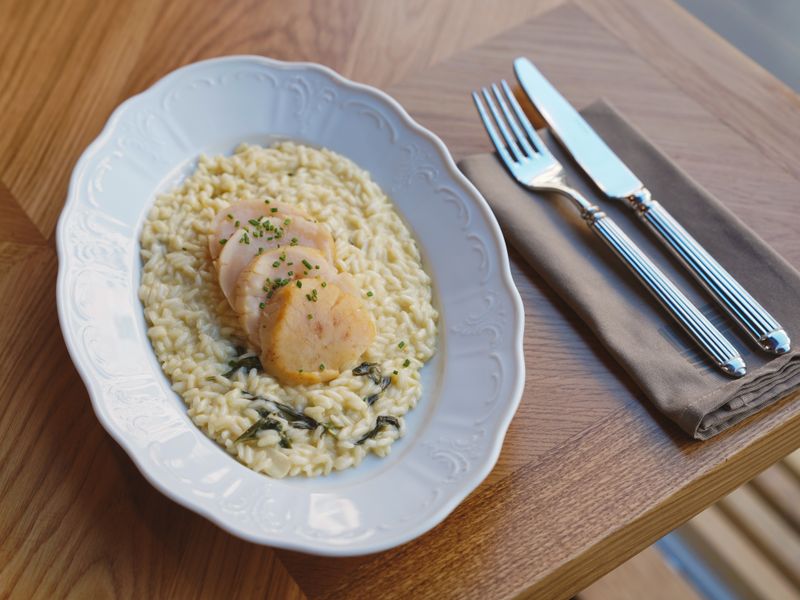 **3 Najbolja Recepta za Ukusne Obroke: Brza Piletina, Kremasti Risotto i Voćna Salata** - Fourth Image