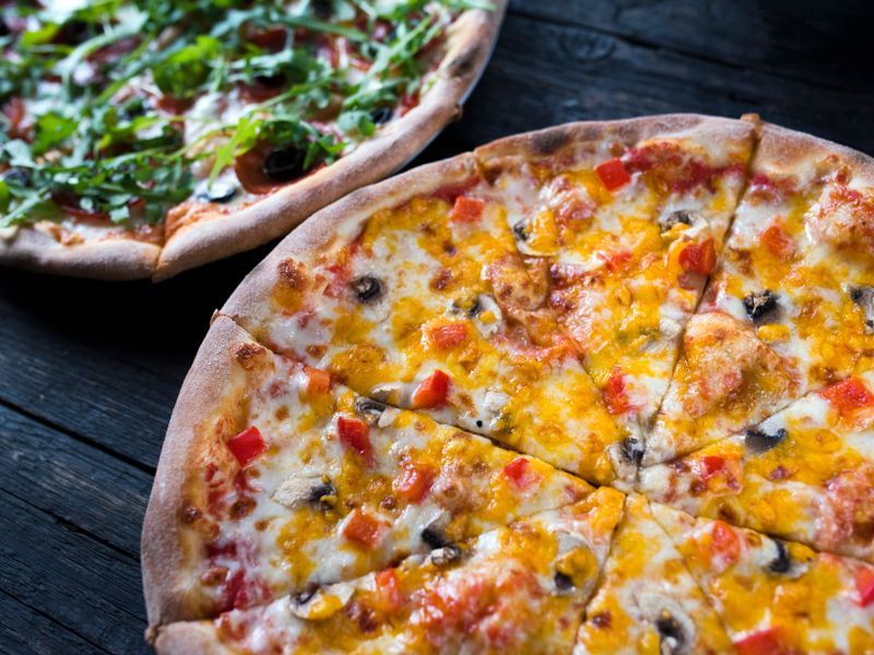 Mekano tijesto za pizzu s prozračnim rubom od samo pet sastojaka - Second Image